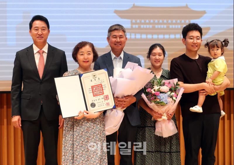 [포토] 퇴직자 및 가족과 기념촬영하는 오세훈 시장