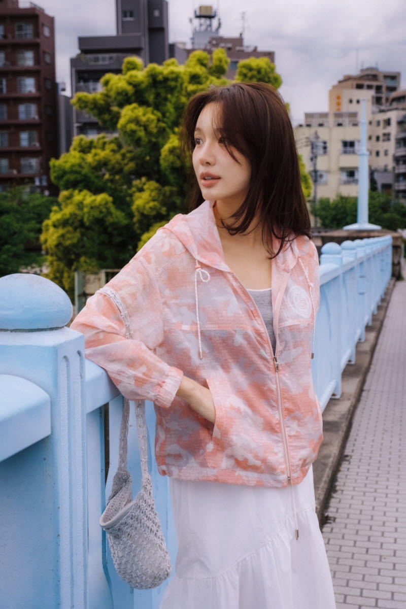 올리비아로렌 레브(RE:VV) 라인의 점퍼를 착용한 크리에이터 ‘단희’. (사진=OVLR)