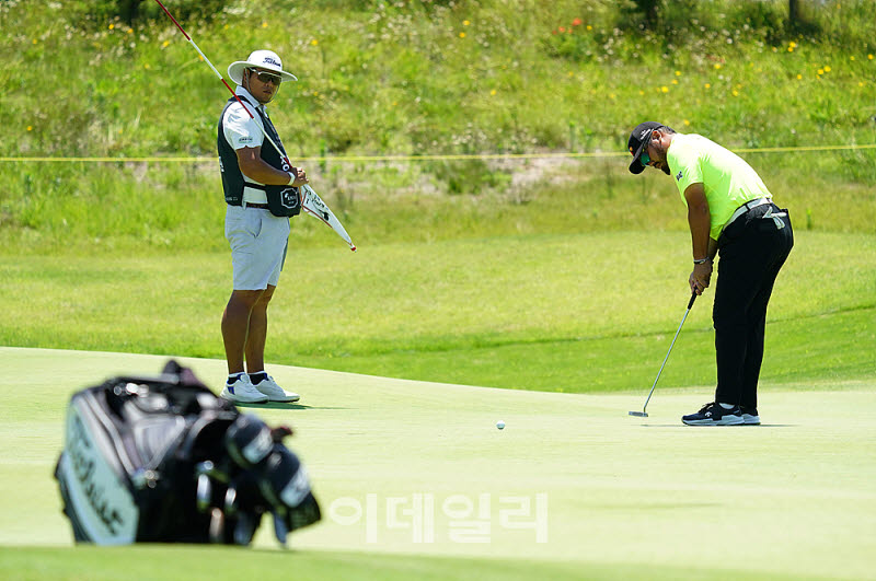 [포토] 정찬민, 신중한 퍼팅 스트로크