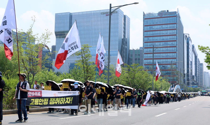 카카오 노조가 카카오 창사 이래 처음으로 부분 파업에 돌입한 가운데 카카오노조원들이 10일 경기 성남시 카카오판교아지트 앞에서 유페이스 광장으로 행진을 하고 있다. (사진=방인권 기자)