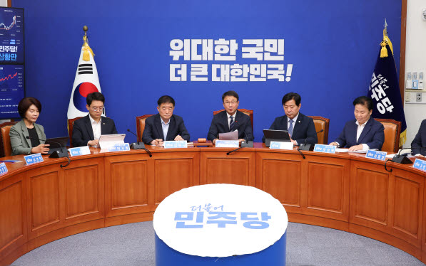 (서울=연합뉴스) 황광모 기자 = 더불어민주당 한병도 당 대표 직무대행 겸 원내대표가 26일 서울 여의도 국회에서 열린 최고위원회의에서 발언하고 있다.