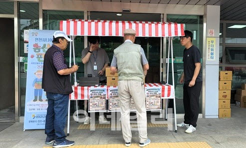 지난 25일 열린 두번째 '연천시니어팜'이 2시간만에 감자 2326㎏을 완판했다.(사진=연천군)