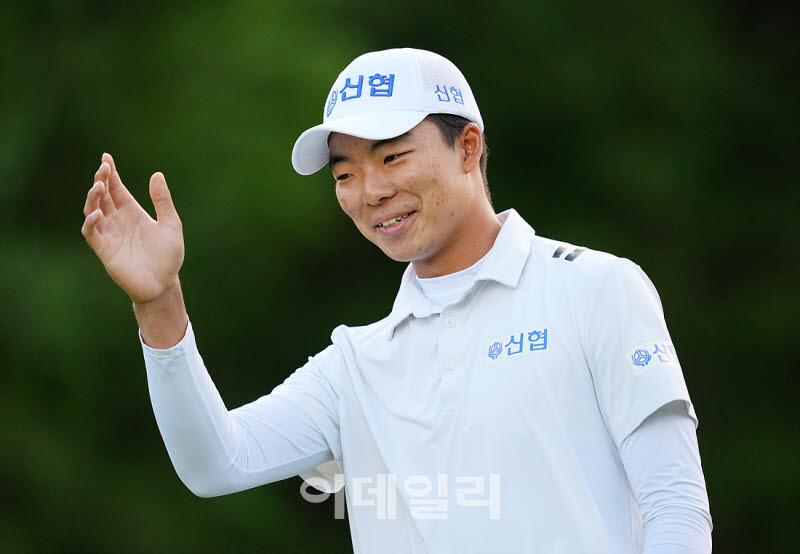 [포토]상현준,쑥쓰러운 손인사