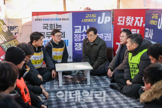 전성환 대통령실 경청통합수석비서관(사진 오른쪽에서 5번째)과 배진교 국민소통비서관(사진 오른쪽에서 4번째)이 지난해 12월 21일 서울 여의도 국회 앞 전국공무원노동조합 단식농성장에서 이해준 전국공무원노동조합 위원장, 박영환 전국교직원노동조합 위원장과 면담을 하고 있다. (사진=전국공무원노조 제공)