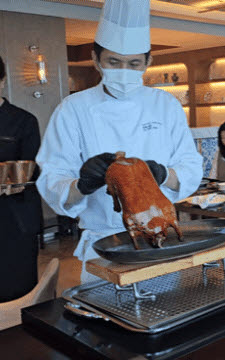 도림 더 칸톤 테이블에서 셰프가 북경오리 플람베를 진행하고 있다. (사진=경계영 기자)