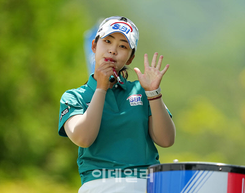 [포토]김지윤,비타민 먹으며 미소 인사