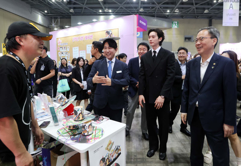 김영수 문화체육관광부 제1차관이 26일 경기도 고양 킨텍스에서 열린 '2026 마이케이 페스타'에서 홍보대사 배우 이채민과 부스를 둘러보고 있다.(사진=한국국제문화교류진흥원)