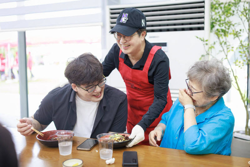 27일 수원 도담소에 장애 아동과 가족 100여 명을 초청한 김동연 경기도지사가 직접 삶은 짜장면을 배달하고 있다.(사진=김동연 경기도지사 페이스북)