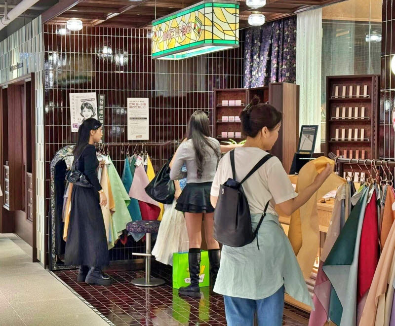 광장시장에 위치한 올리브영 광장마켓점에서 고객들이 쇼핑을 하고 있다. (사진=CJ올리브영)