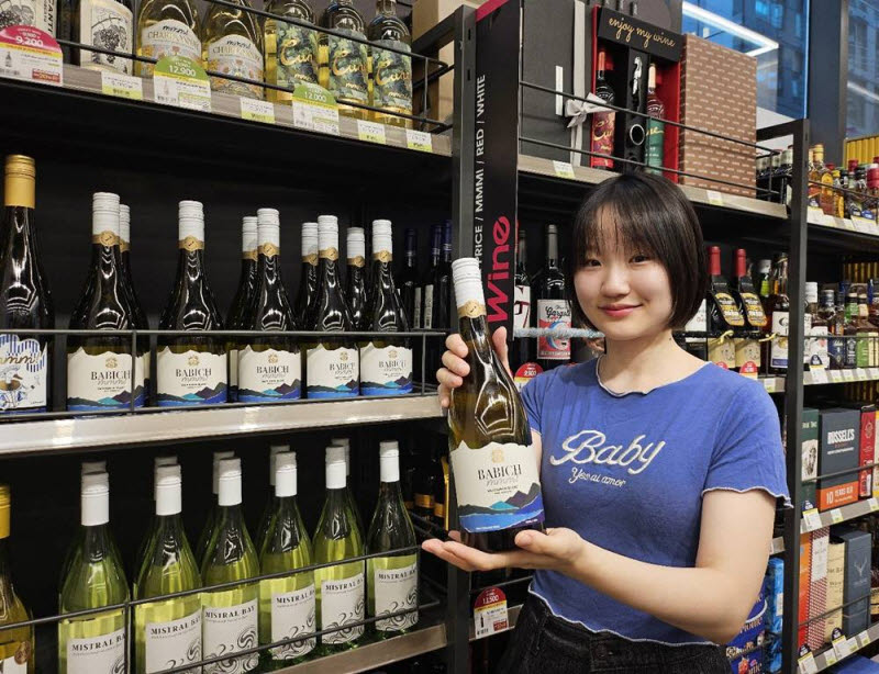 CU가 뉴질랜드 유명 와이너리 '배비치'와 협업해 배비치 소비뇽블랑을 CU 자체 와인 브랜드 '음mmm!' 시리즈로 내놓는다. 기존 시중가 대비 1만5900원으로 가격을 낮춰 고객 혜택을 높였다.