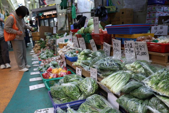 전통시장에서 장을 보고 있는 모습. (사진=연합뉴스)
