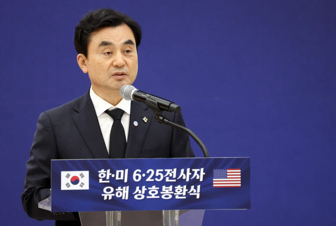 안규백 국방부 장관이 지난 5일 성남 서울공항에서 열린 한·미 6·25전사자 유해 상호봉환식에서 기념사를 하고 있다.(사진=연합뉴스)