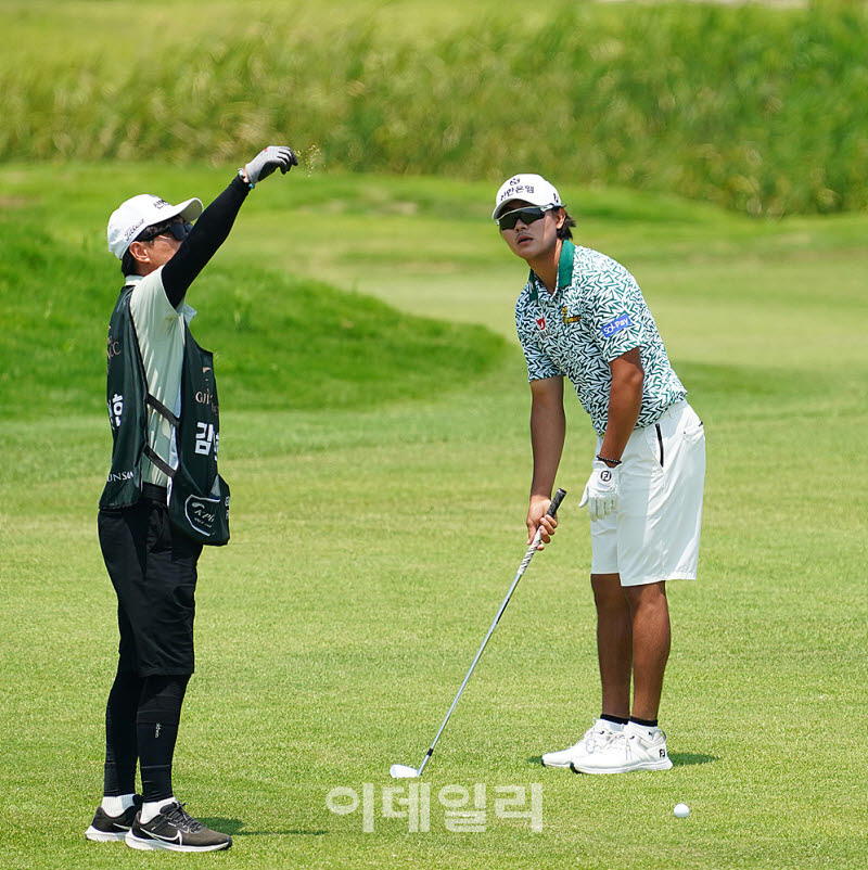 [포토] 김성현, 아버지의 바람 체크를 바라본다