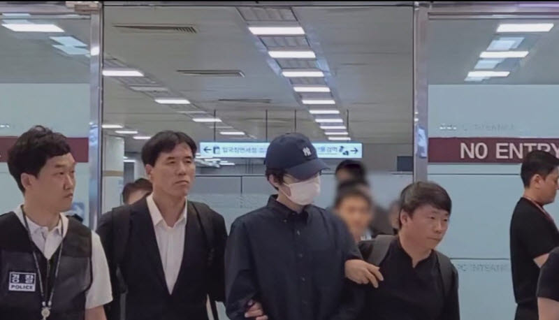 경북경찰청 직원들이 만화 불법 복제 웹사이트 '마나토끼' 운영자 A씨를 국내로 송환하고 있다. (사진=경북경찰청)