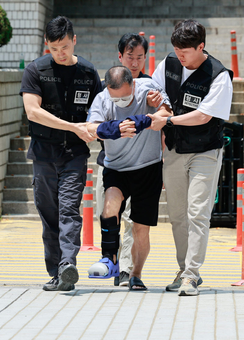 서울 종로구 일민미술관에서 흉기를 휘두른 혐의를 받는 70대 남성 A씨.(사진=뉴스1)