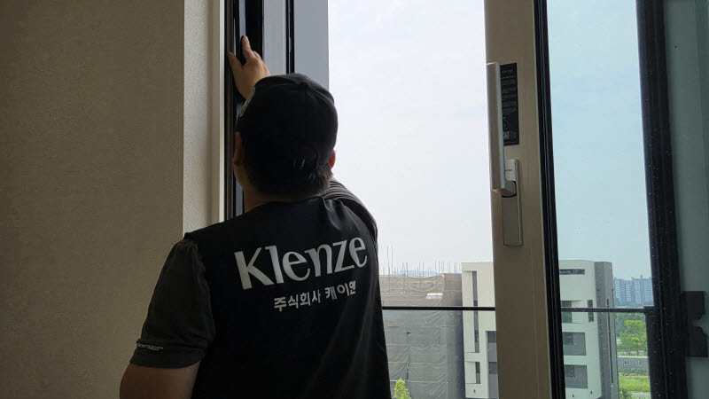 입주를 앞둔 경기 파주의 한 상가주택에서 지난 17일 한 전문가가 창호를 점검하고 있다.(사진=김세연기자)