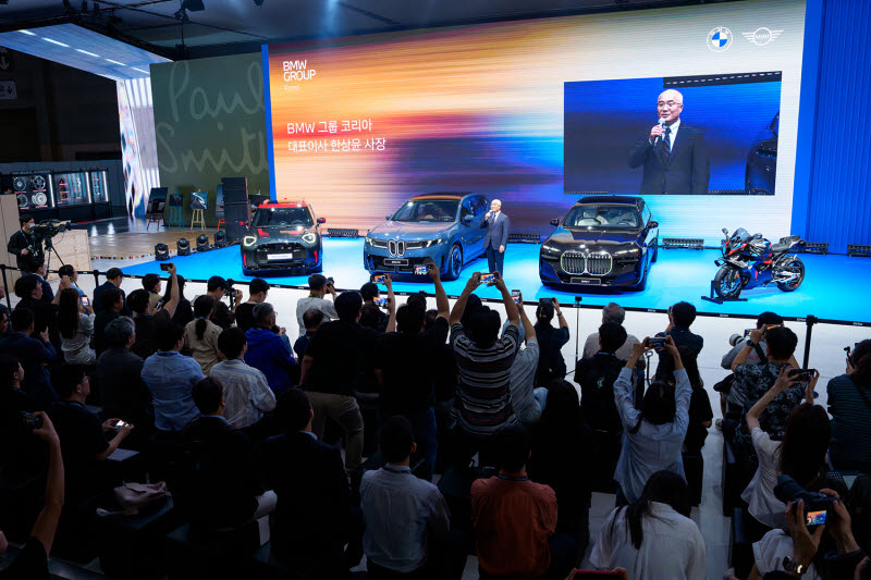 한상윤 BMW 그룹 코리아 대표이사 사장이 2026 부산모빌리티쇼 프레스데이에서 환영 인사를 건네고 있다. (사진=BMW 그룹 코리아)