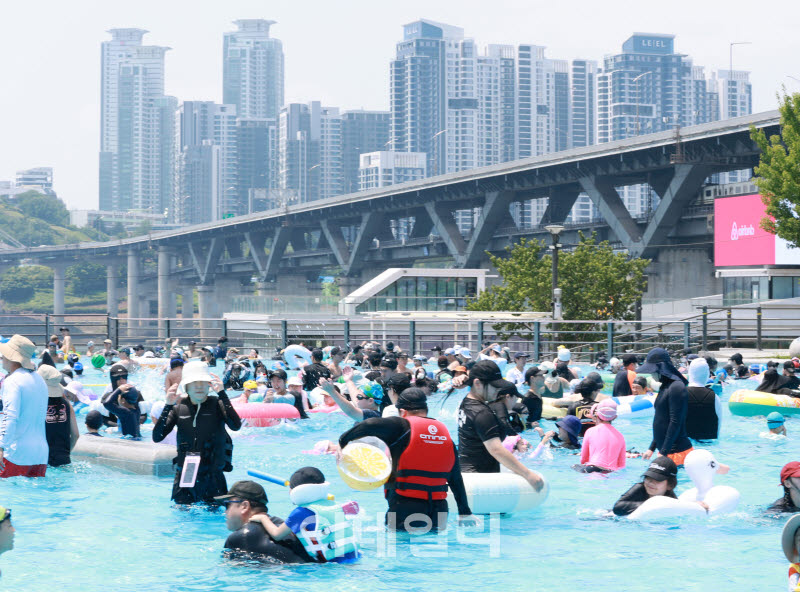 낮 최고기온이 31.3도까지 오르며 무더운 날씨를 보인 28일 서울 뚝섬한강공원 야외수영장을 찾은 시민들이 물놀이를 즐기고 있다. (사진= 방인권 기자)