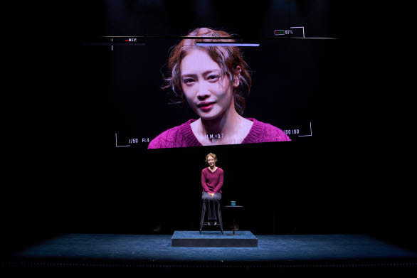 연극 ‘플리백’의 한 장면(사진=브러쉬씨어터).