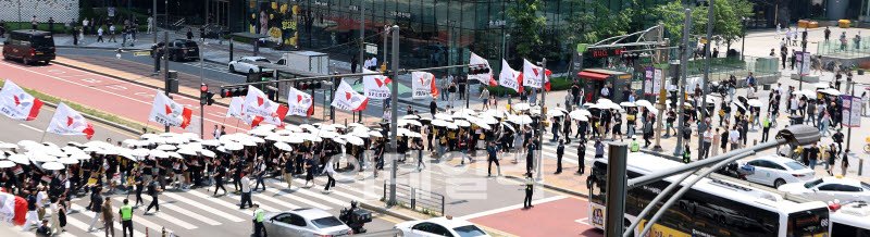 카카오 노동조합이 지난 10일 경기 성남시 카카오판교아지트 앞에서 유페이스 광장으로 행진을 하고 있다. 카카오 노동조합의 부분 파업은 창사 이래 처음이었다. (사진=방인권 기자)