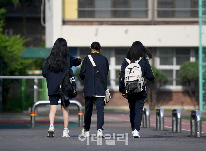 중학생들이 등교하는 모습. (사진=이영훈 기자)