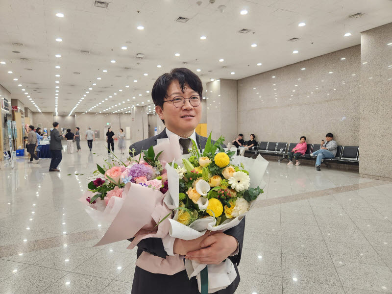 서울특별시의사회 의학상 시상식에서 저술상을 받은 성정원 원장.