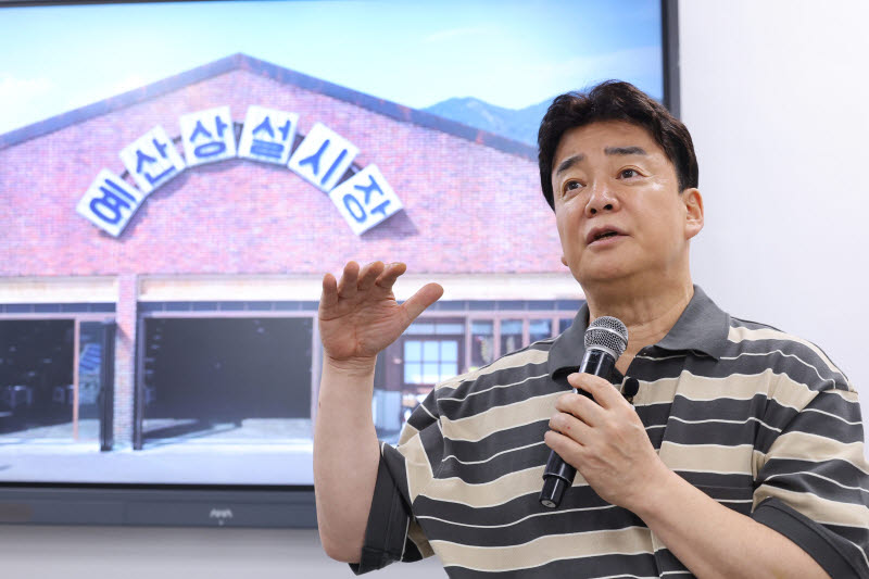 백종원 더본코리아 대표가 26일 충남 예산 외식산업개발원 2교육관에서 '더본코리아 ESG 상생프로젝트 예산 지역개발 미디어 간담회'를 열고 발언하고 있다. (사진=더본코리아).