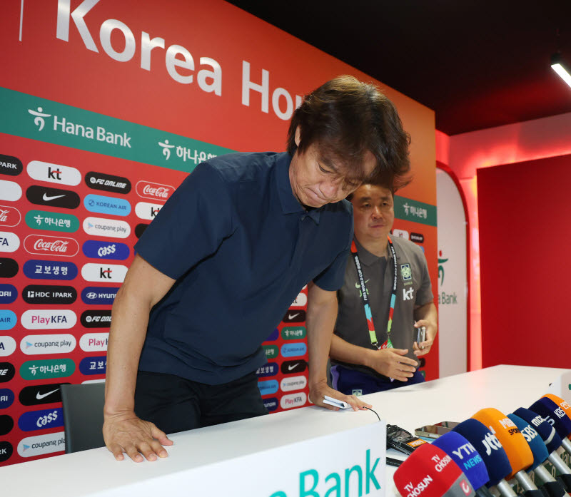 2026 북중미 월드컵 조별리그에서 탈락한 한국 축구 국가대표팀 홍명보 감독이 28일(현지시간) 오전 멕시코 과달라하라 인근 사포판의 치바스 바예 베르데에서 사퇴 기자회견을 마치고 퇴장하고 있다. (사진=연합뉴스)