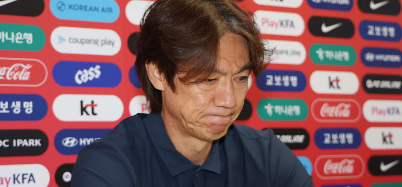 2026 북중미 월드컵 조별리그에서 탈락한 한국 축구 국가대표팀 홍명보 감독이 28일(현지시간) 오전 멕시코 과달라하라 인근 사포판의 치바스 바예 베르데에서 사퇴 기자회견을 하고 있다. 사진=연합뉴스