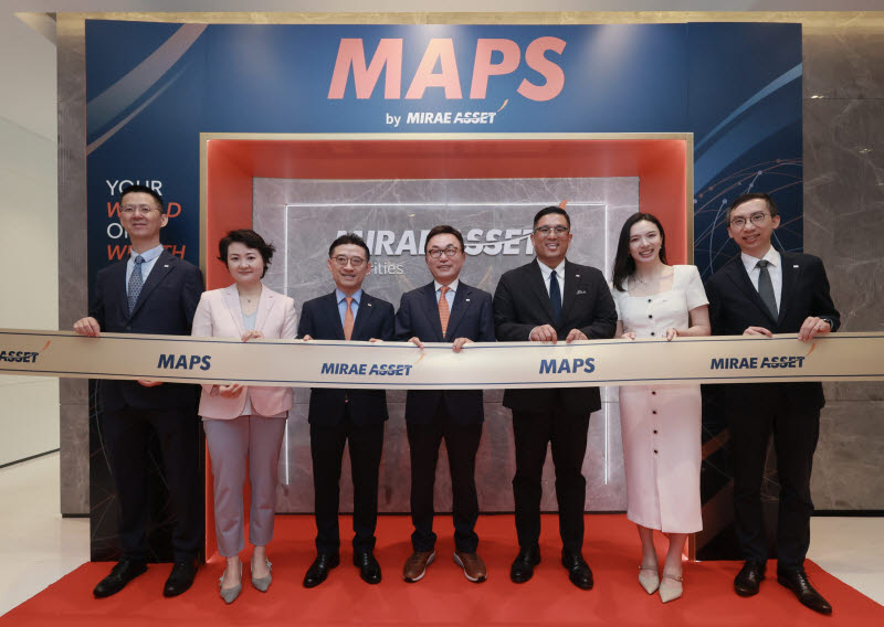 지난 26일 홍콩 현지에서 'MAPS by Mirae Asset' 공식 행사가 진행된 가운데 (왼쪽부터) 미래에셋증권 홍콩법인 Stanley Chen Head of Wealth Management, Shasha Huang Head of Investment and capital markets, 미래에셋증권 김미섭 부회장, 미래에셋그룹 박현주 GSO, 미래에셋증권 홍콩법인 성준엽 대표, 상해사무소 Elisa Zha 소장, 홍콩법인 Alex Sung Head of IT 가 기념사진을 촬영하고 있다.(사진=미래에셋증권)