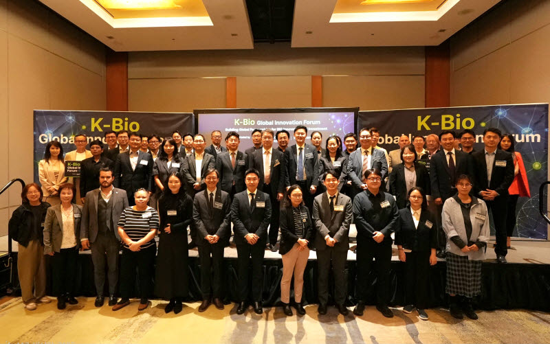 미국 캘리포니아주 샌디에이고에서 열린 ‘K바이오 글로벌 혁신포럼’에서 (둘째줄 왼쪽에서 여섯번째부터) 장호식 신한은행 CIB그룹장, 권성근 서울대병원 연구부원장, 천창호 기보 이사를 포함한 포럼 참석자들이 기념촬영을 하고 있다.(사진=기술보증기금)