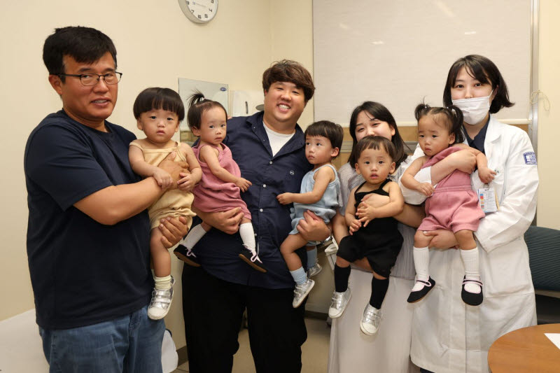 서울성모병원 소아재활의학과 박혜정 교수(가장 오른쪽)와 홍보대사 다섯쌍둥이 (왼쪽부터)새강 새별 새찬 새힘 새봄 가족.