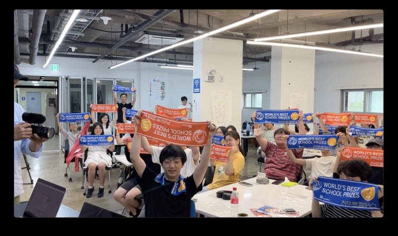 거꾸로캠퍼스에는 학생·학부모·관계자들이 지난 25일 한자리에 모여 선정 소식을 함께 확인하며 축하 세레모니를 하고 있다. (사진=거꾸로캠퍼스)