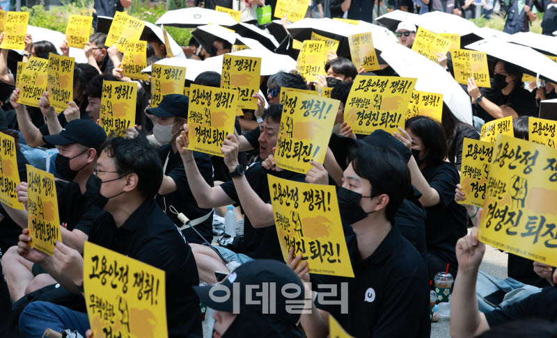 카카오 노조가 카카오 창사 이래 처음으로 부분 파업에 돌입한 가운데 카카오노조원들이 10일 경기 성남시 카카오판교아지트 앞에서 구호를 외치고 있다. (사진=방인권 기자)