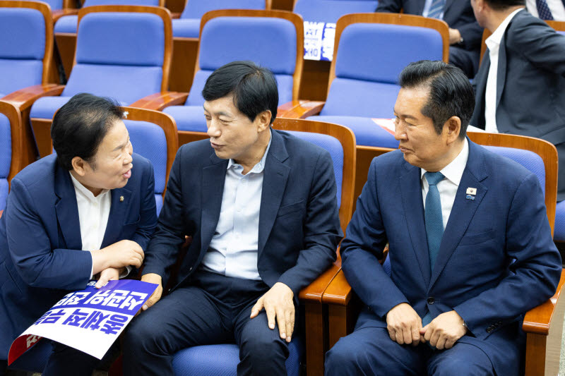 정청래 더불어민주당 대표가 18일 서울 여의도 국회에서 열린 의원총회에서 이성윤, 문정복 최고위원과 대화하고 있다.(사진=뉴스1)