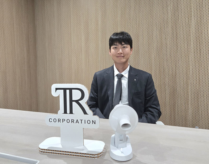 김병수 티알(TR) 대표와 티알의 디지털 기반 폐기능 검사기 '더 스피로킷'(The Spirokit). (이미지=홍주연 기자)