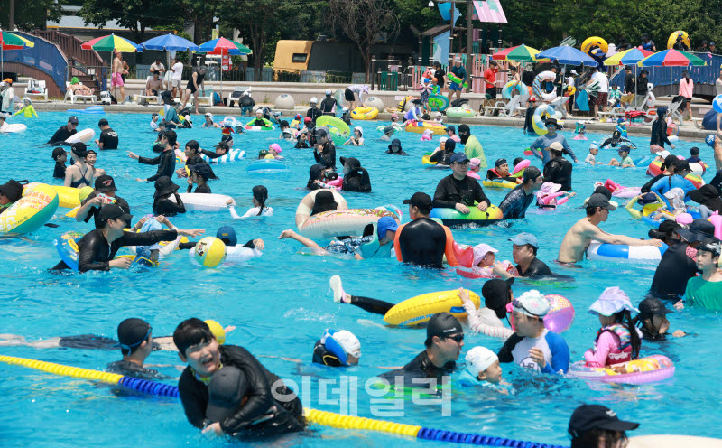 낮 최고기온이 31.3도까지 오르며 무더운 날씨를 보인 지난 28일 서울 뚝섬한강공원 야외수영장을 찾은 시민들이 물놀이를 즐기고 있다. (사진=방인권 기자)