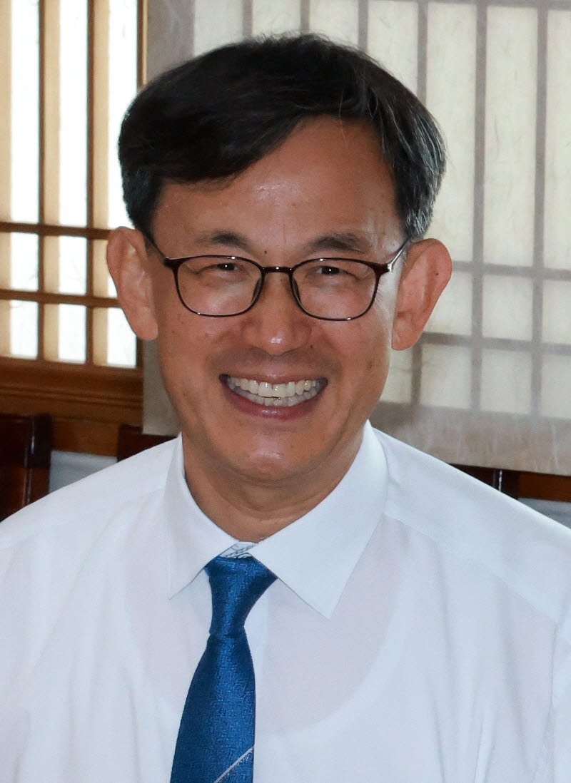 [이데일리 방인권 기자] 장상훈 국립민속박물관장이 29일 서울 종로구 국립민속박물관에서 열린 '내 친구 도깨비' 상설전 언론간담회에서 취재진과 간담회를 갖고 있다.국립민속박물관은 30일부터 2028년 5월 14일까지 어린이박물관 상설전시관 1에서 전시되며 '귀엽고 친근한 도깨비와 같이 놀고 싶다'는 어린이들의 바람을 담아 꼬마 도깨비 '또비'와 함께 '나를 닮은 상상과 우정의 친구들'을 만나러 가는 내용으로 구성됐다.  사람들의 믿음과 상상이 빚어낸 문화적 상징인 도깨비를, 한국학중앙연구원이 전국에서 모은 구비문학 자료를 바탕으로 모험형 서사를 곁들여 풀어낸 것이 특징이다.