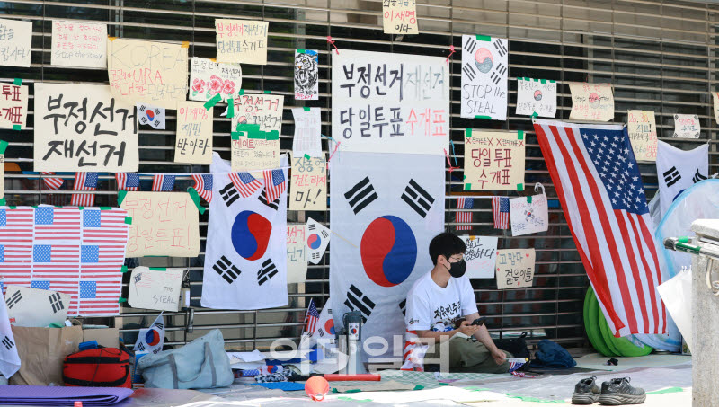 6.3 지방선거 잠실 개표소 봉쇄시위 장기화 여파로 공연 취소 등 피해가 속출하고 있는 가운데 지난 23일 서울 송파구 올림픽공원 핸드볼경기장이 경찰과 시위참가자들로 봉쇄되어 있다.(사진=방인권 기자)