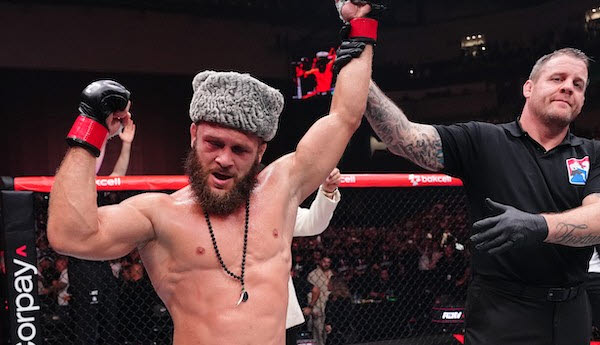 화끈한 TKO승을 거둔 뒤 기뻐하는 라파엘 피지예프. 사진=UFC