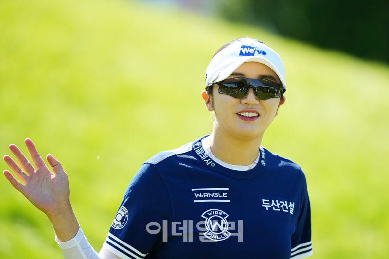 [포토]박혜준,밝은 미소 손인사 출발
