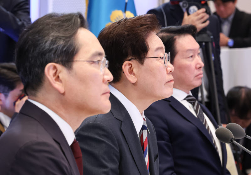 이재명 대통령과 이재용 삼성전자 회장, 최태원 SK그룹 회장이 29일 청와대에서 열린 3대 메가프로젝트 국민보고회에서 김정관 산업통상부 장관의 정책발표를 듣고 있다. (사진=연합뉴스)