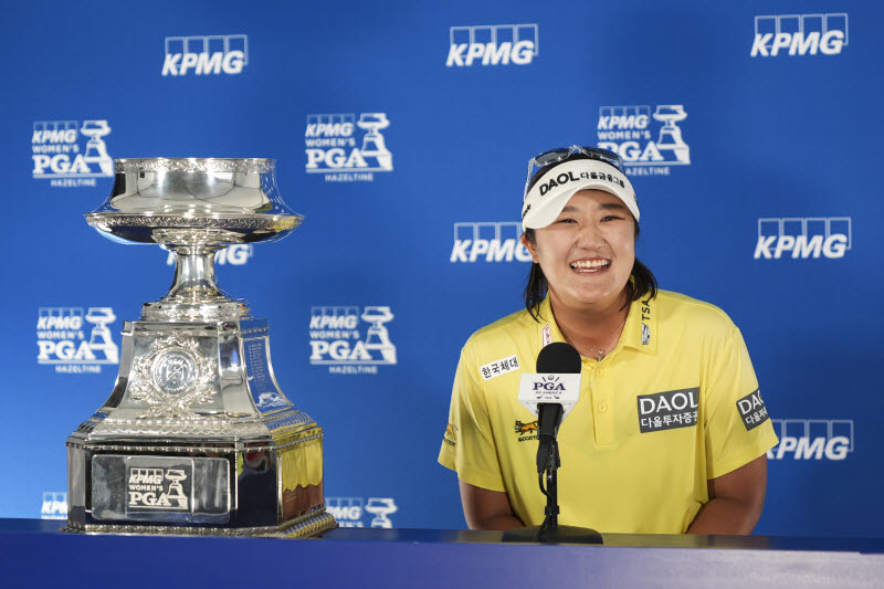 유해란이 우승 직후 열린 공식 기자회견에서 환하게 웃으며 질문에 답하고 있다. (사진=PGA of America)