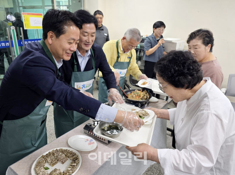 [포토] 반조리식품 배식하는 김주양 농업경제대표