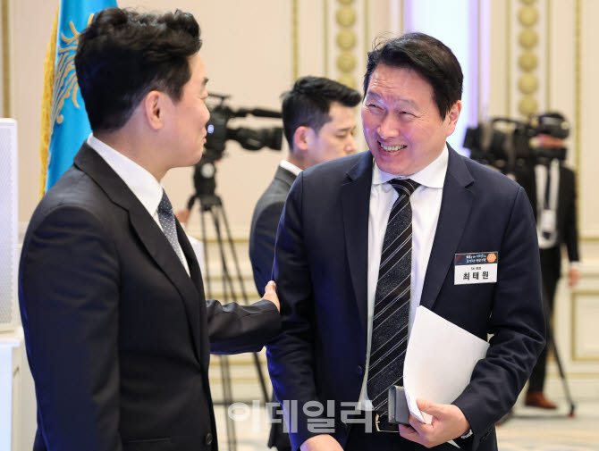 강훈식 비서실장과 최태원 SK그룹 회장이 29일 청와대 영빈관에서 열린 대한민국 대도약 3대 메가프로젝트 국민보고회에서 인사를 나누고 있다.(사진=뉴시스)
