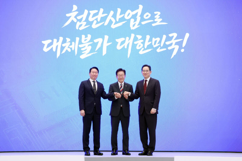 이재명 대통령과 이재용 삼성전자 회장, 최태원 SK그룹 회장이 29일 청와대에서 열린 3대 메가프로젝트 국민보고회에서 기업 투자계획 발표 후 기념촬영을 하고 있다. (사진=연합뉴스)