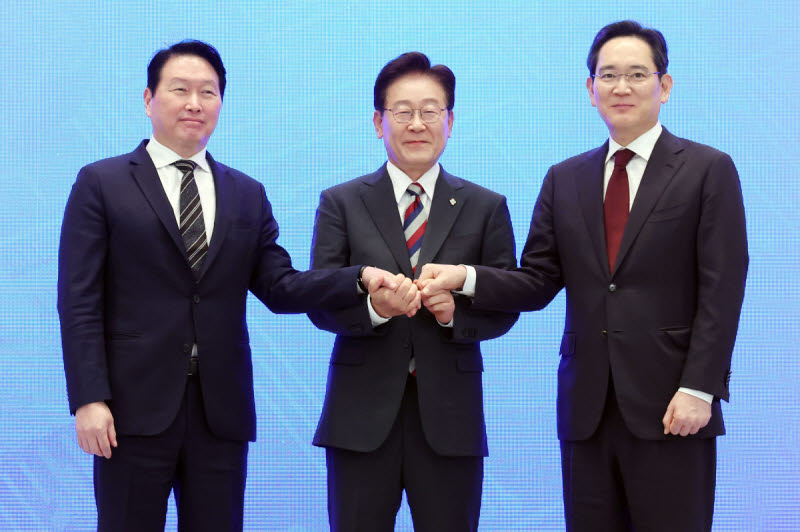 이재명 대통령(왼쪽 두번째)과 이재용 삼성전자 회장(왼쪽 첫번째), 최태원 SK그룹 회장이 29일 청와대에서 열린 3대 메가프로젝트 국민보고회에서 기업 투자계획 발표 후 손을 잡고 있다.(사진=연합뉴스)