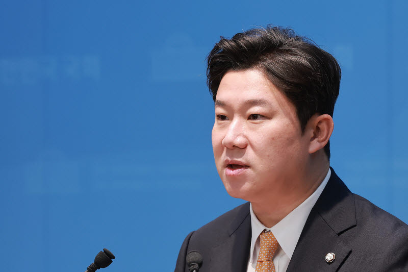 진종오 국민의힘 의원이 29일 국회 소통관에서 한국 축구 대표팀의 월드컵 성적과 관련해 대한축구협회 수뇌부 전원 사퇴와 홍명보 감독 선임 과정 등에 대한 진상규명을 촉구하고 있다. (사진=연합뉴스)