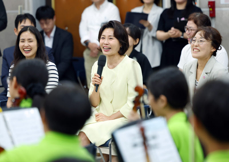 김혜경 여사가 29일 서울 구로아트밸리 예술극장에서 꿈의 오케스트라 단원의 합주 연습을 참관한 뒤 격려사를 하고 있다. (사진=청와대통신사진기자단)