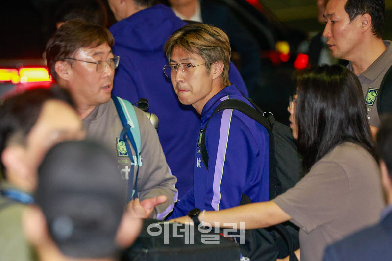 [포토]팬 바라보는 이강인